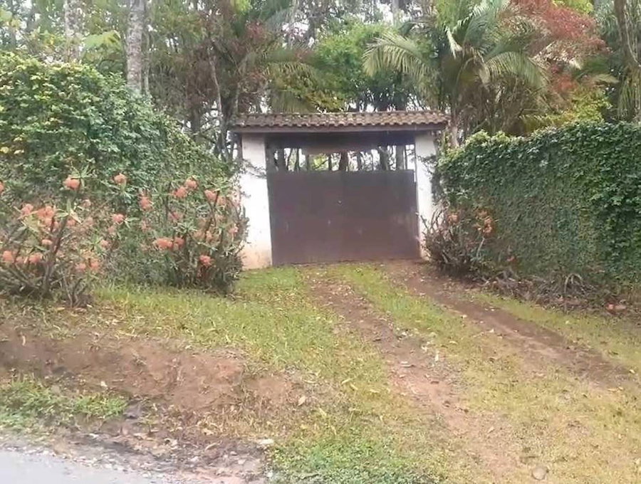 Chácara com 10 vagas e 849m² de área construída em Santa Isabel/SP