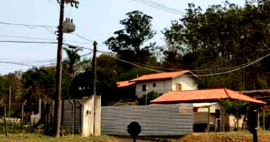 Gleba de Terras com 3 casas, 4 quartos, 3 banheiros, área construída 420m²