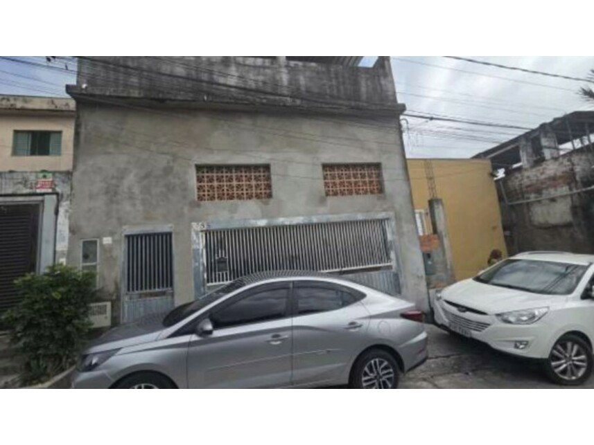 Casa ocupada com dois prédios residenciais e 298 m²