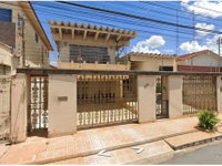 Casa ocupada com 250m² construídos em lote de 450m²