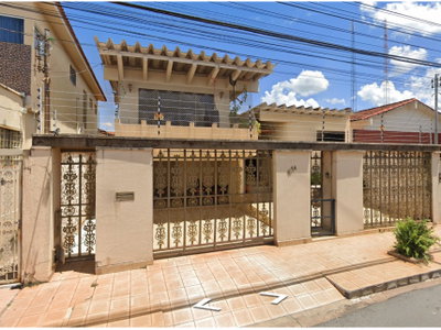 Casa ocupada com 250m² construídos em lote de 450m²