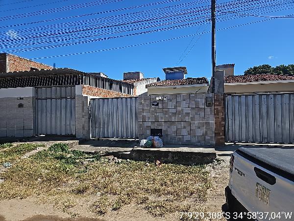 Casa com 2 quartos, 2 banheiros e 1 vaga