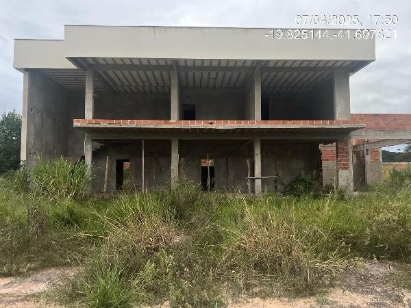 Casa com 3 quartos, 3 banheiros, 1 vaga e 396 m² privativos