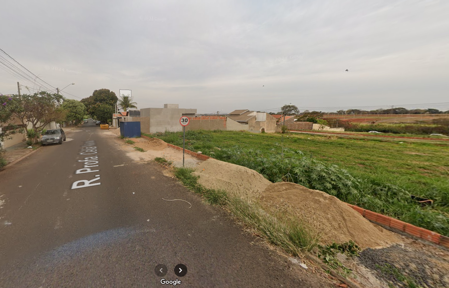 Espaçoso Terreno de 240m² em Área Residencial para Construção