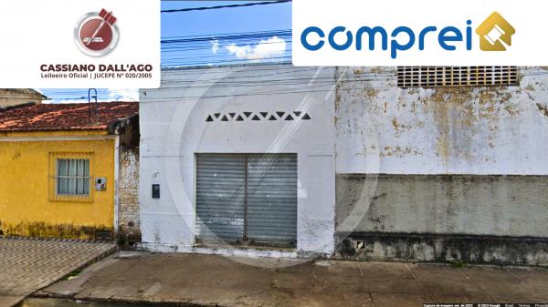 Terreno com 5,28m de frente, 23,20m lado direito, 22,20m lado esquerdo, com 4 banheiros, 1 quarto e sala