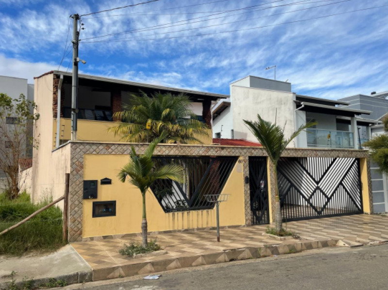 Casa residencial com 2 pavimentos, 3 quartos, 2 banheiros e 260m² construídos