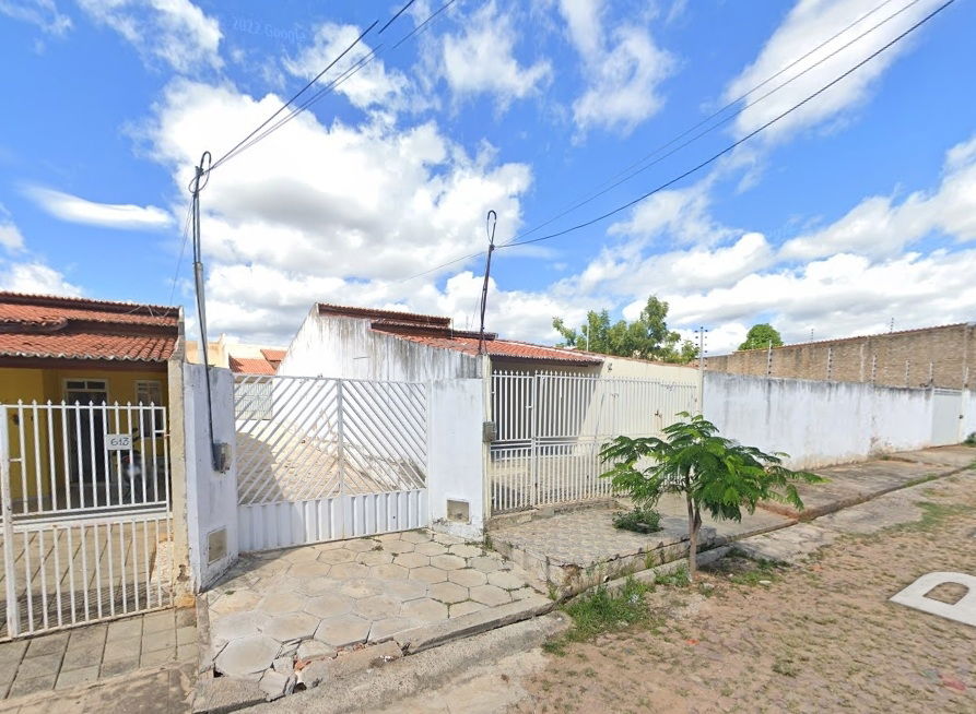 Condomínio com 4 casas, 2 quartos cada, desocupado