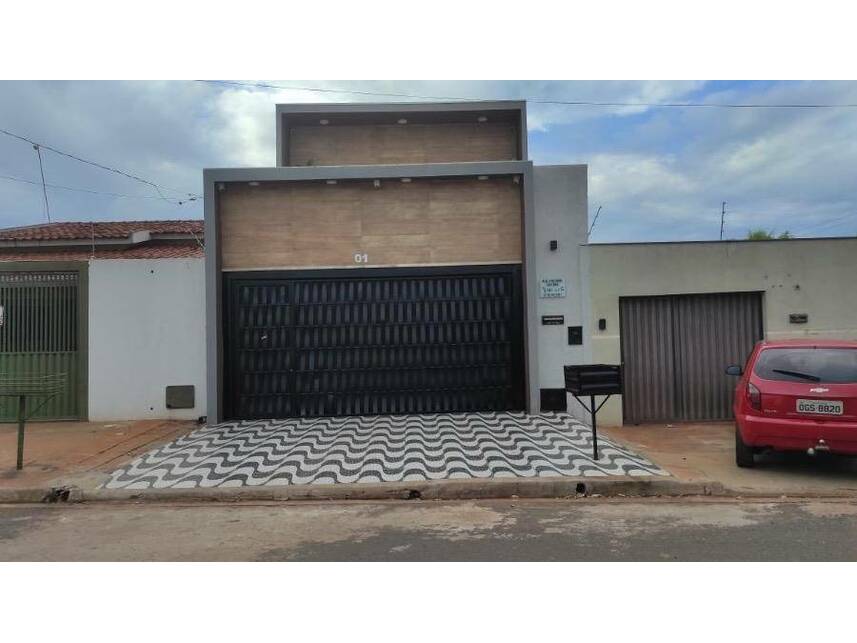 Casa em leilão com 208m² construída e 162m² de terreno