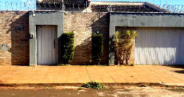 Casa com 3 Quartos e 2 Vagas em Ituiutaba