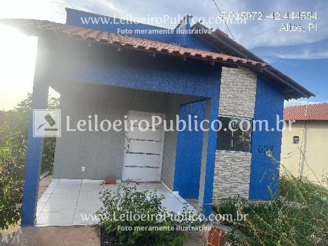 Casa com 2 quartos, varanda, 1 vaga e 55m² construída