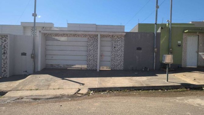Casa com 3 quartos, 2 banheiros e 1 vaga de garagem