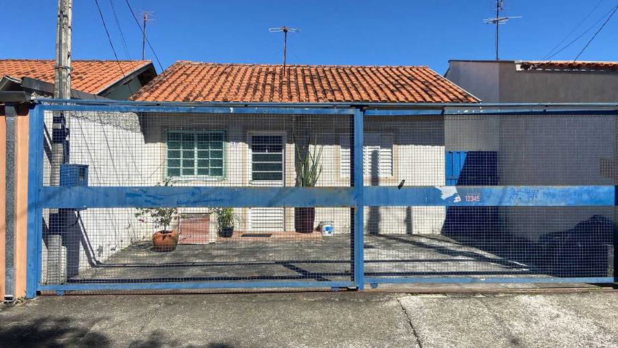 Casa ocupada com 80 m² construídos
