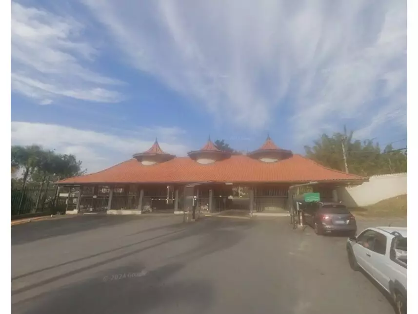 Casa espaçosa em condomínio com grande terreno e área construída