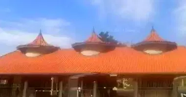 Casa espaçosa em condomínio com grande terreno e área construída