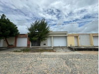 Casa desocupada com 2 quartos, 1 banheiro e 1 vaga de garagem