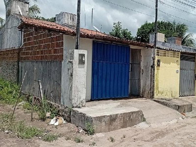 Casa com 2 quartos, 2 banheiros e 62 m²