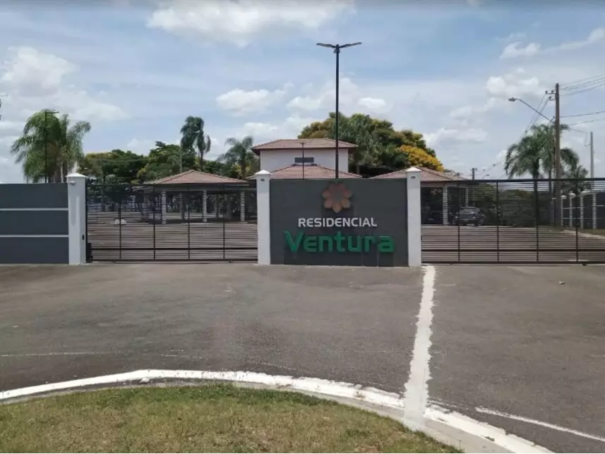 Terreno amplo de 1.097m² em condomínio, imóvel ocupado