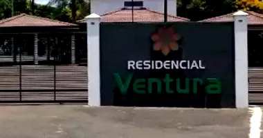 Terreno amplo de 1.097m² em condomínio, imóvel ocupado