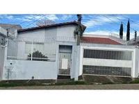 Casa ocupada com 171m² construídos em terreno de 300m²