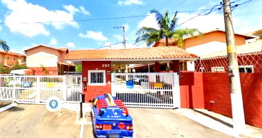 Casa em Condomínio Fechado com 2 Dormitórios e 1 Vaga
