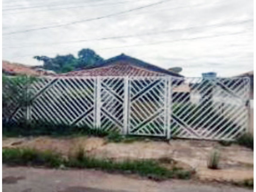 Casa com 291,60m² de terreno e 97,98m² construída, imóvel ocupado