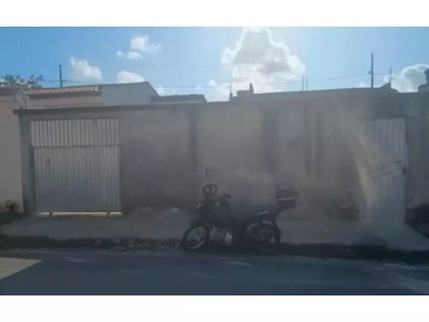Casa com 54m² construída e terreno de 215m², imóvel ocupado