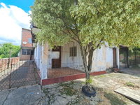 Casa tipo chalé com terreno de 300m², 2 quartos, 1 banheiro, desocupada