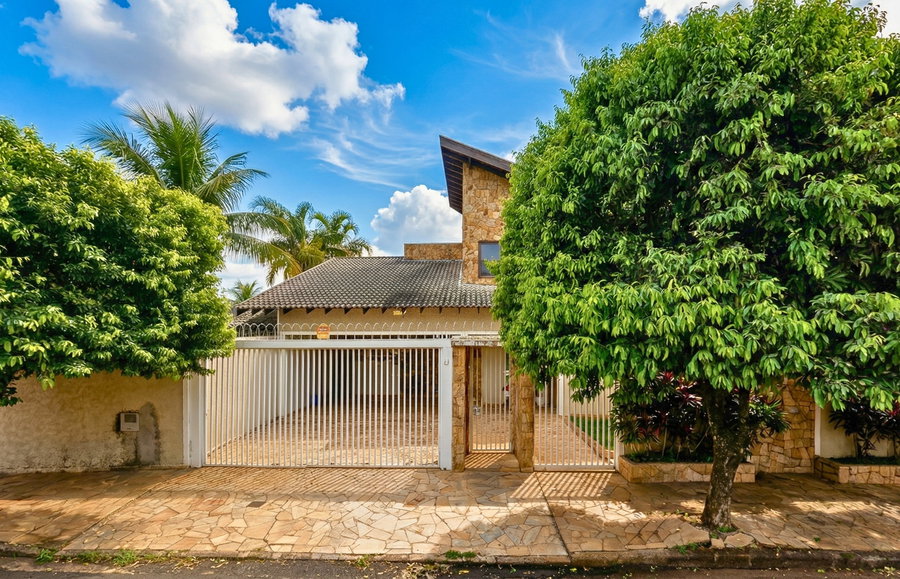 Casa residencial com 266m², 2 pavimentos, ocupada