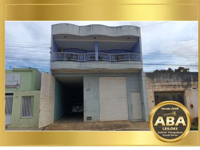 Casa Residencial de Dois Pavimentos com 5 Quartos e 3 Banheiros