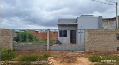 Casa com 50m² construídos em terreno de 698m², ocupada