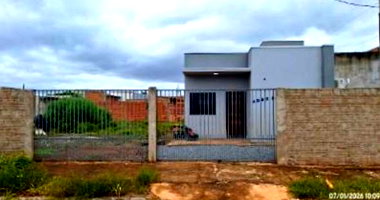 Casa com 50m² construídos em terreno de 698m², ocupada