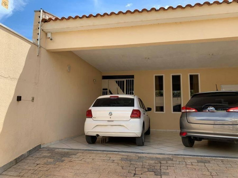 Casa com 4 quartos, 3 banheiros e 1 vaga de garagem