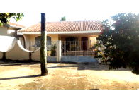 Casa com 3 quartos, 2 banheiros, varanda e garagem, 300m²