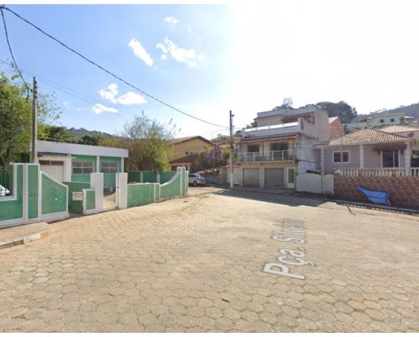 Prédio com 4 apartamentos em São Lourenço/MG