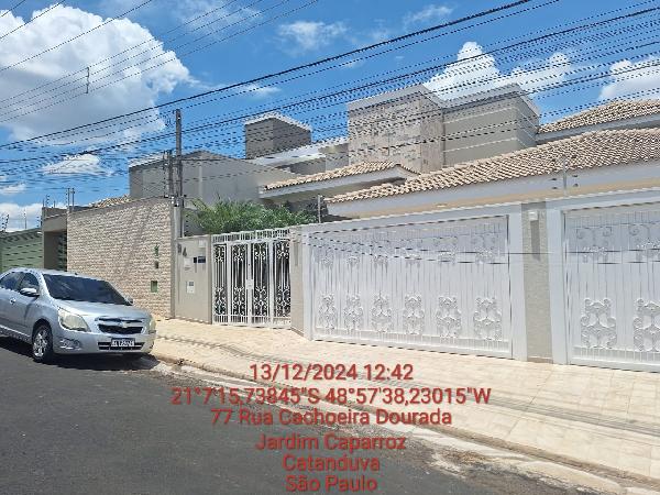 Casa com 505.69m² privativos e 600m² de terreno, Jardim Caparroz