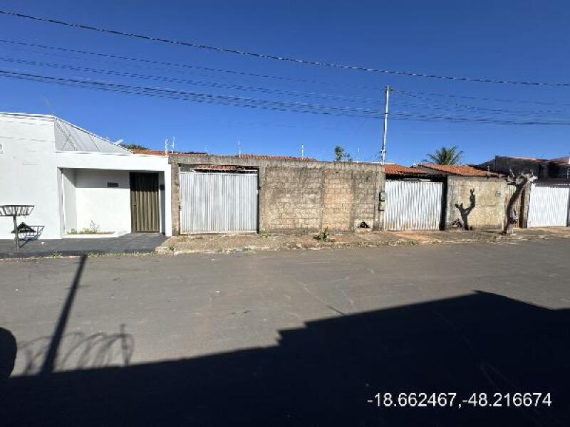 Casa com 2 quartos, 1 banheiro e 1 vaga