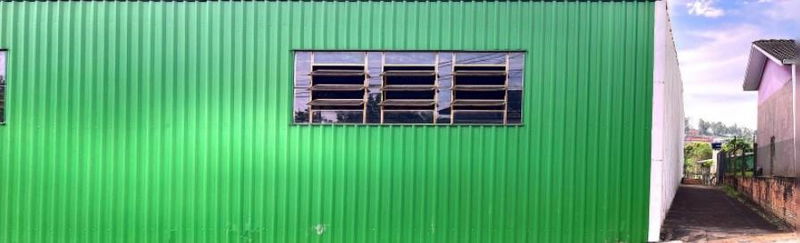 Terreno urbano com barracão metálico 525m², desocupado