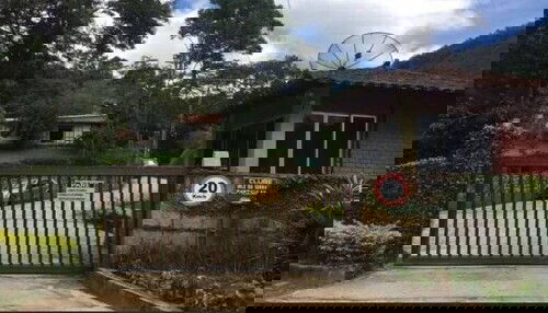 Casa com 4 quartos e 4 banheiros em condomínio