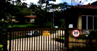 Casa com 4 quartos e 4 banheiros em condomínio