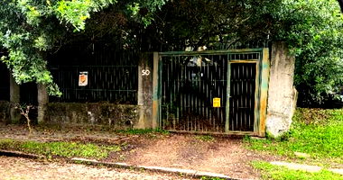 Casa Ocupada com Terreno de 738m² em Porto Alegre