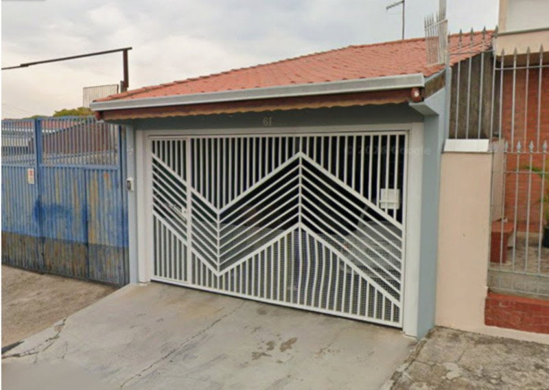 Casa em Terreno de 125m² com Edificação Residencial