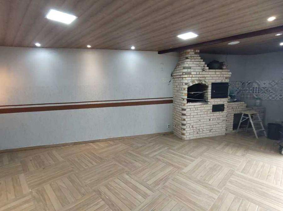 Casa com 3 quartos, 2 banheiros e 2 vagas, área construída 173m²
