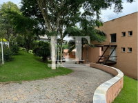 Casa de Alto Padrão com 5 Suítes e Piscina