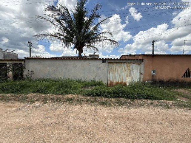 Casa com 2 quartos, varanda e 1 vaga de garagem