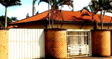 Casa com 2 quartos e edícula em leilão