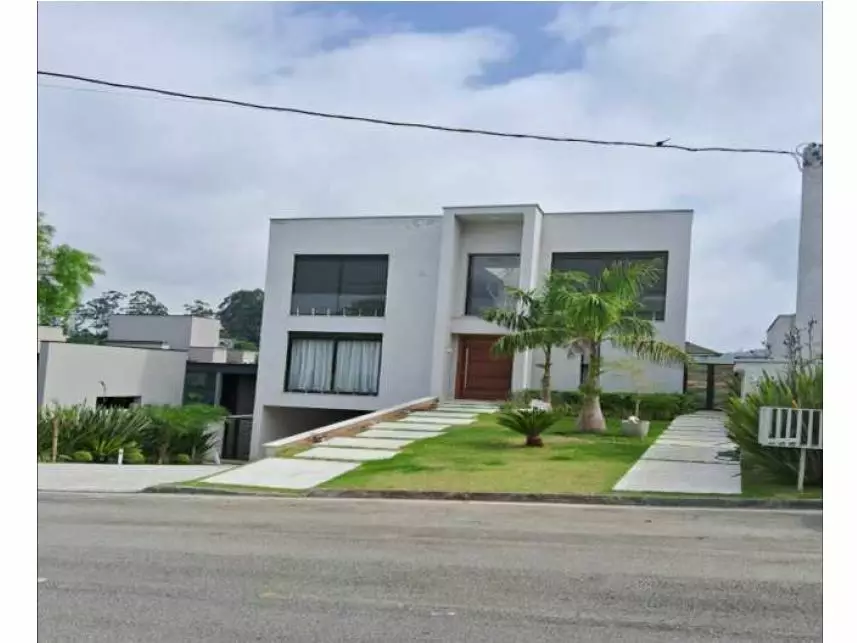 Casa ampla com 607,58m² construída e terreno de 641,71m², imóvel