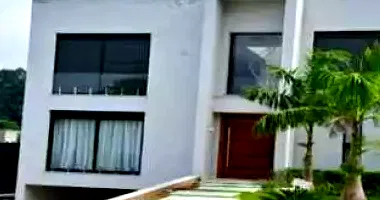 Casa ampla com 607,58m² construída e terreno de 641,71m², imóvel ocupado