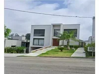 Casa ampla com 607,58m² construída e terreno de 641,71m², imóvel