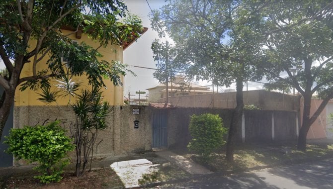 Imóvel Residencial e Comercial com 4 salas e 2 banheiros