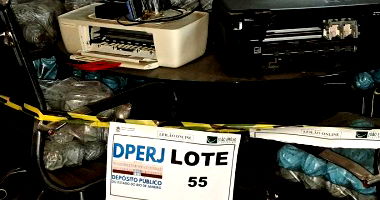 Lote de Materiais Diversos com Mesa e Cadeiras